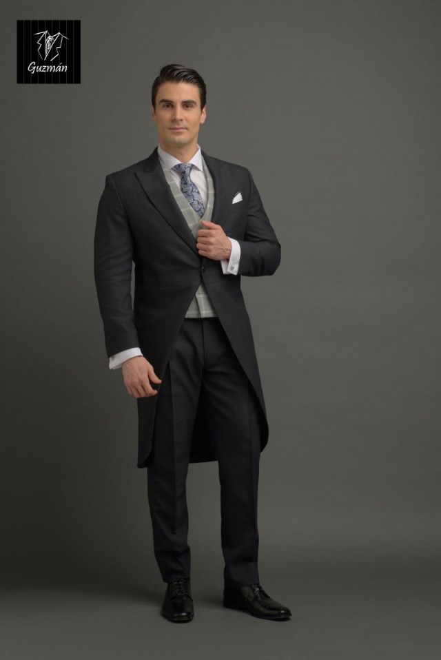 Traje gris marengo con chaleco