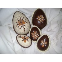 Huevo de chocolate con almendras