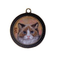 Dije de bronce antiguo. Camafeo con diseo de gato.