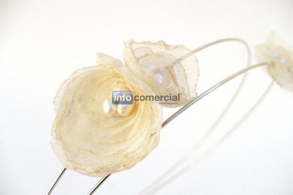 Vincha con Flores de tela y perlas de ro - Accesorios para Fiestas
