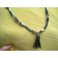 Collares que combinan material reciclado y actual